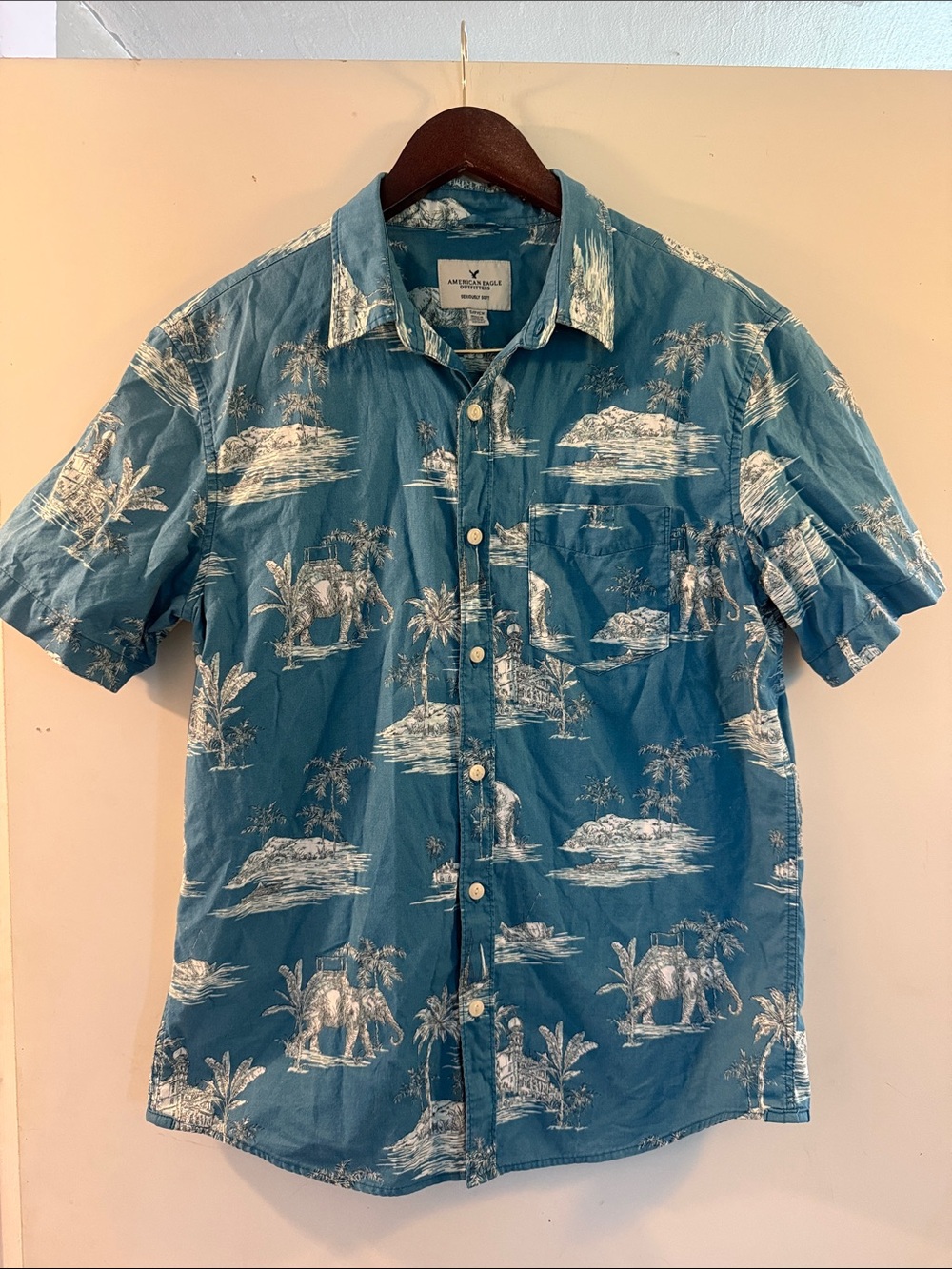 American Eagle Men’s Blue Tropical Elephant Print Button-Up Shirt Sz Small